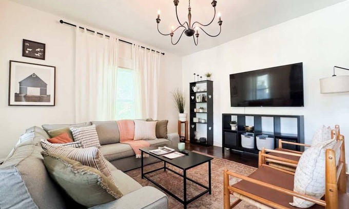 Lorain House | Look no further in Lorain! AC! Pets! 1st Floor