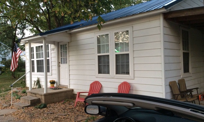 Prairie Grove Cottage | Looking for a cozy home away from home in scenic Northwest Arkansas?