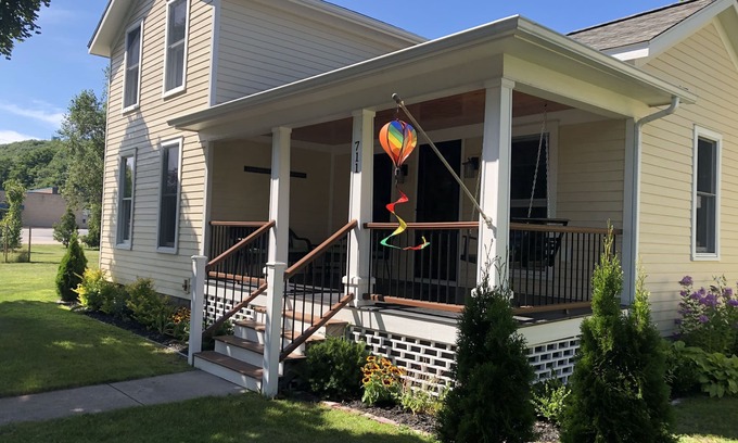 Frankfort House | Looking for the perfect place for your color tour?nDon't look further.