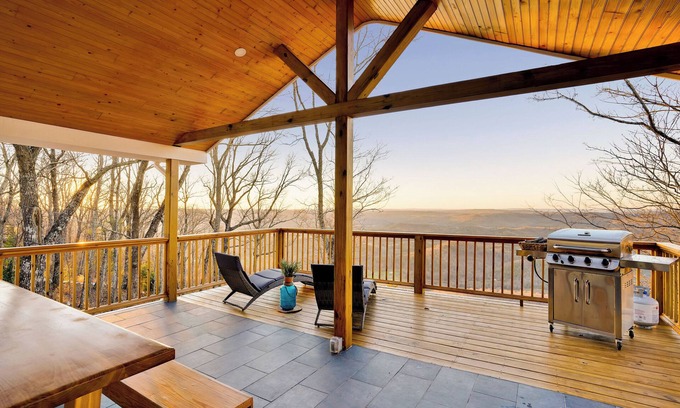 Lookout Mountain House | Lookout Mountain VIEWS Spacious 5-bedroom house on west brow