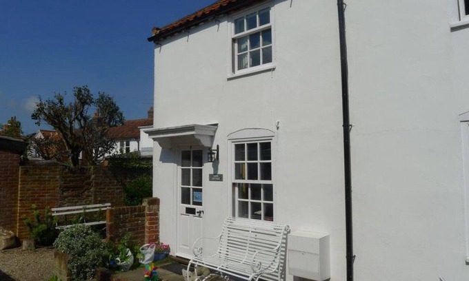 Southwold Cottage | Loom Cottage, Central SouthWold, Pet Friendly & Parking (Sleeps 4, 2 Bedroom)