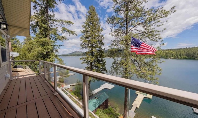 Loon Lake House | Loon Lakeside, Dockside Retreat