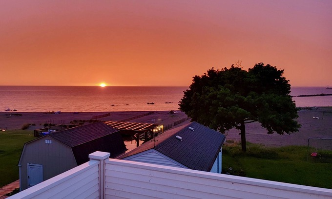 Lorain House | Lorain Lighthouse Beachfront House