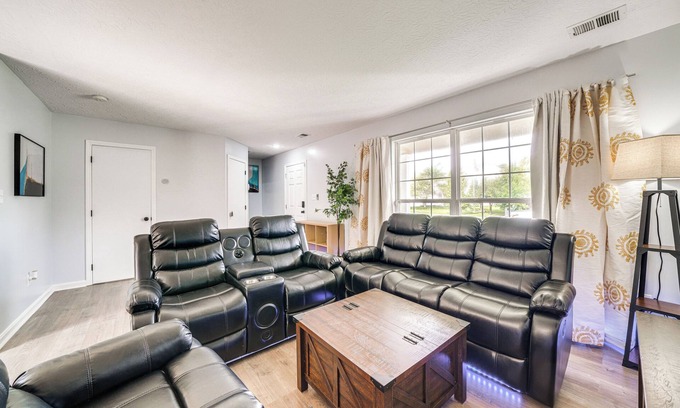 Highview House | Louisville Home w/Large Yard: 15 Mi to Downtown!