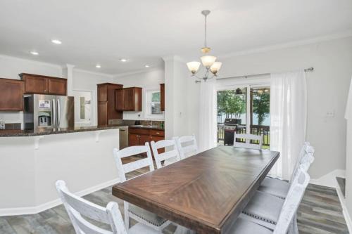 Prosperity House | Lounge on Lakewood Sleeps 10