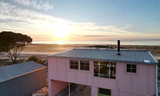 Yorke Peninsula House | Love & Mutiny : Pink 1950s shack Tranquillity plus