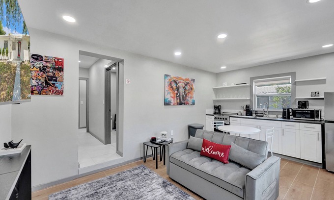 Parkside Apartment | Lovely 1-Bedroom Apt Hollywood 1/1