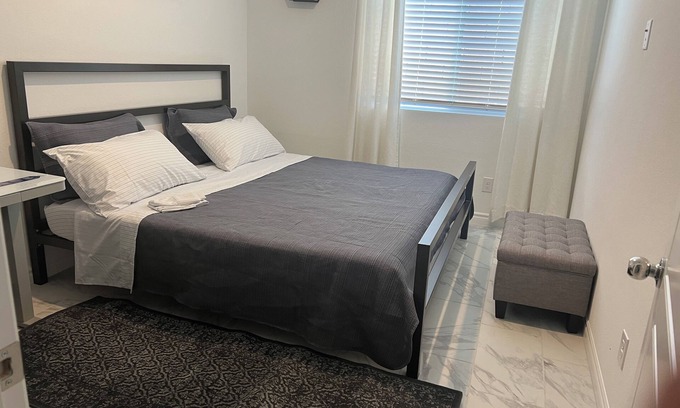 Henderson House | Lovely 1B1B Suite in brilliant Henderson