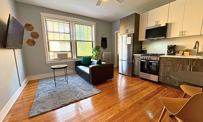 Roscoe Village Apartment | Lovely 1BR Apt in Lakeview