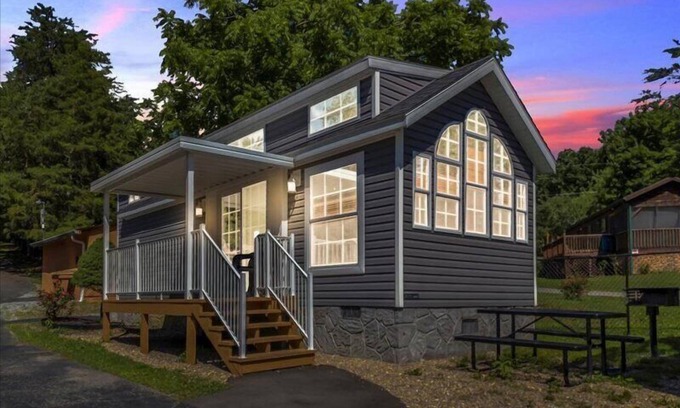 Gatlinburg - Pigeon Forge Cottage | Lovely 1BR Cottage with Loft