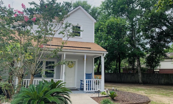 Mount Pleasant House | Lovely 2 BD Cottage halfway between sandy beaches and historic Charleston