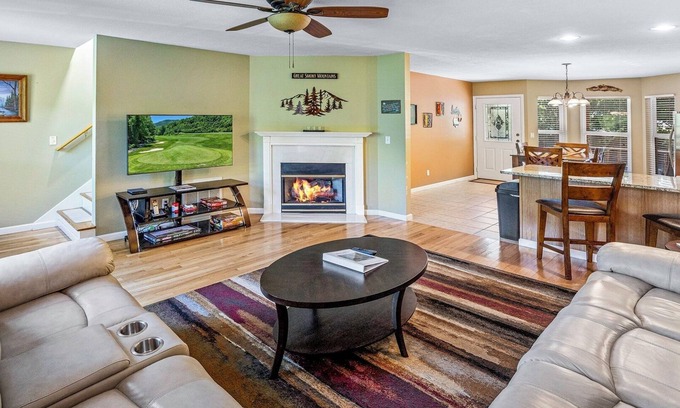 Whittier Condo | Lovely 2-Bedroom 2.5 Bath Home with Golf Course & Mountain View! Washer & Dryer!