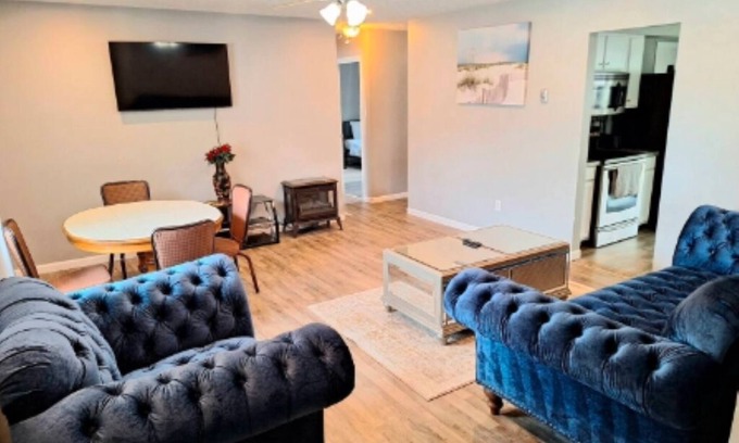 West Columbus House | Lovely 2-bedroom rental unit with free parkingn