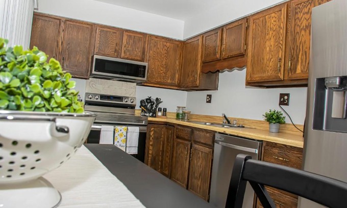 Village Seven Apartment | Lovely 2 bedroom! Close to All in a 4Plex