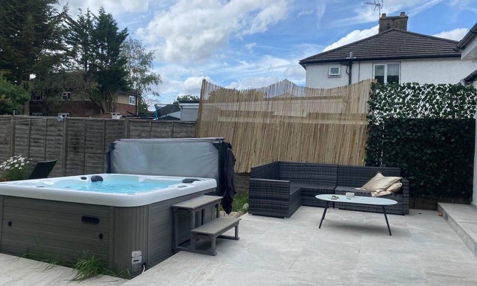 Potters Bar House | Lovely 3-bed House in Potters Bar Jacuzzi & 75inch