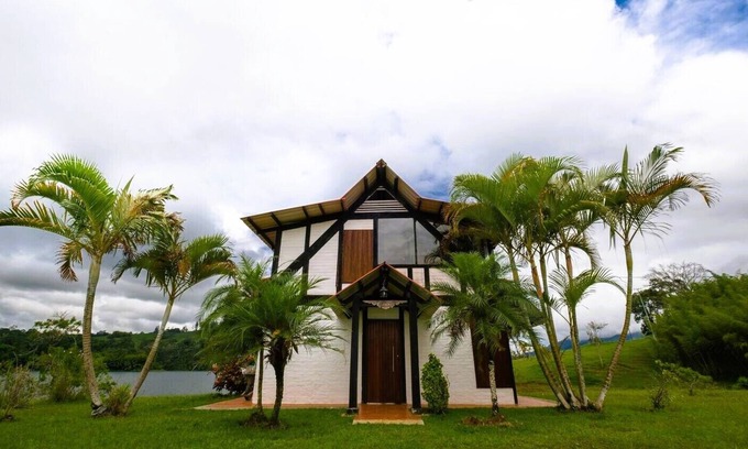 Yotoco Ski Chalet | Lovely 3-bedroom chalet in Calima Lake waterfront with private deck
