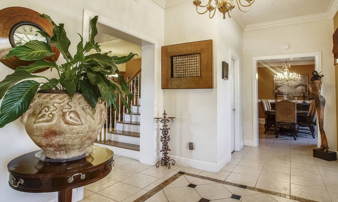 Read Boulevard East House | Lovely 3 BR home only 15mins from downtown NOLA/Permit #21-RSTR-19923 by RedAwning