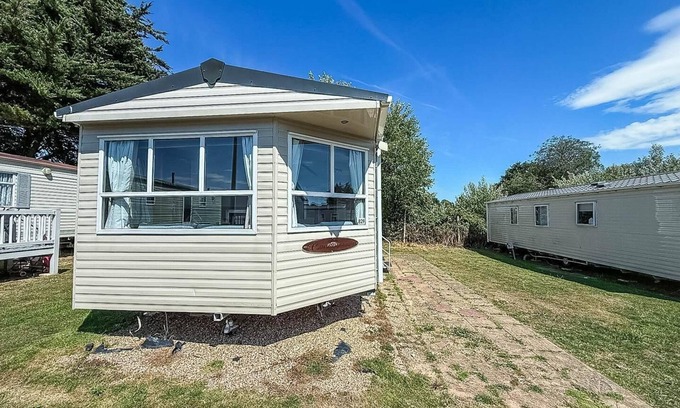 Clacton-on-Sea House | Lovely 8 berth caravan at Valley Farm Holiday Park ref 46829V