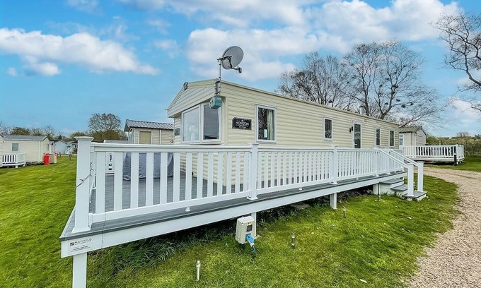 Oulton Broad House | Lovely caravan with decking and free WiFi in Lowestoft ref 12106B