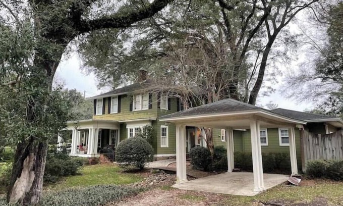 Killearn Estates House | Lovely guesthouse near I10 with grand piano; 15 min from campus