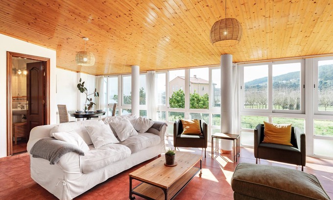 Muros House | Lovely home in Muros with kitchen