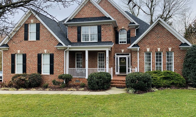 Jamestown House | Lovely Home, Perfect location, Coliseum, Golf, HPU, Back Porch & Community pool