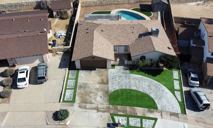 Biggs Field House | Lovely House with pool (Pet friendly)