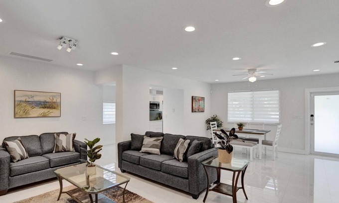 El Portal House | Lovely House, Wonderful Backyard & BBQ!