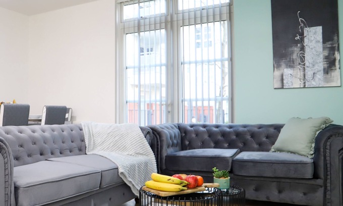 Thorpe Satchville House | Lovely Leicester Home with Balcony - 5 bedroom 5 bathrooms