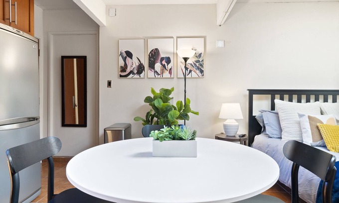 Palo Alto Apartment | Lovely Pet Friendly Studio on Quiet Culdesac w/Fast WiFi