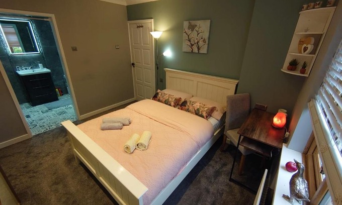 Rayleigh House | Lovely room with ensuite in a quiet house
