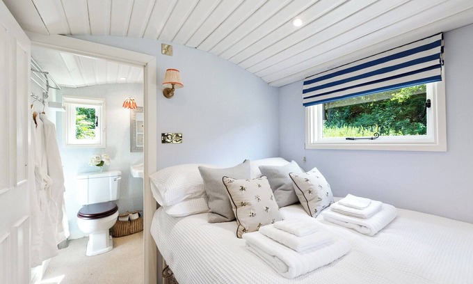 Wichling Cottage | Lovely shepherd’s hut with stunning views set in beautiful grounds/countryside.