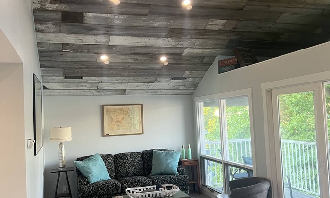 Akron Apartment | Lovely waterfront 2 bedroom apartment