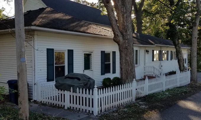 Lakeside House | Lovely, Well-Maintained Cottage, 5' minute walk to Lake