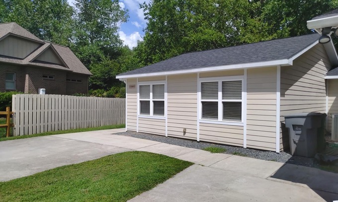 Wessex Square House | Low $, safe, clean 2b/1ba, S.E Charlotte, 28226,ext. stay OK, pets OK, DISCOUNTS