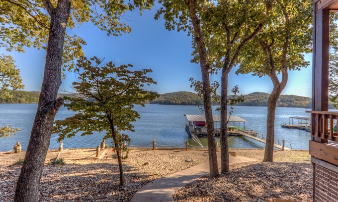 Roach House | LOZ Family Fun Lakefront Vacation Log Home #8 , 6500sf, 5bd, loft, 4 bath