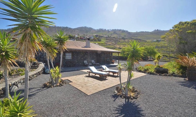 Los Quemados Cottage | LP1083 Holiday cottege with sea views in Fuencaliente