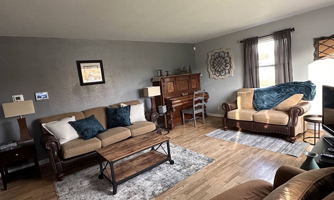 Billings House | Lrg family hm 5min drive to two hospitals, cancer center,colleges & METRA Arena