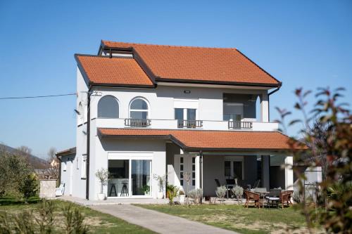 Zavala Apartment | Lucas apartment