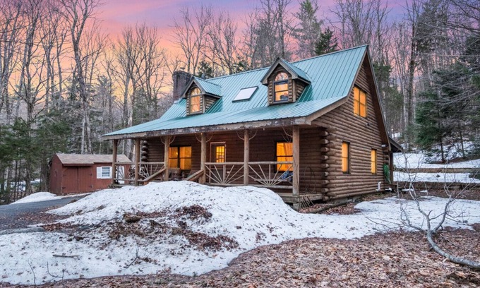 Wardsboro Cabin | Lucky Log Cabin- Hottub fireplace 12min to Mt Snow