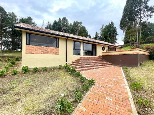 Choconta House | Lujosa Cabaña Represa del Sisga TV Wifi Cocina BBQ