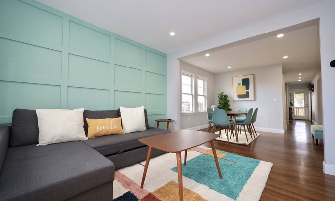 Everett House | Luke House, Sleeps 14, Weddings, 2 Kitchens, Parking, Close to Airport & Boston