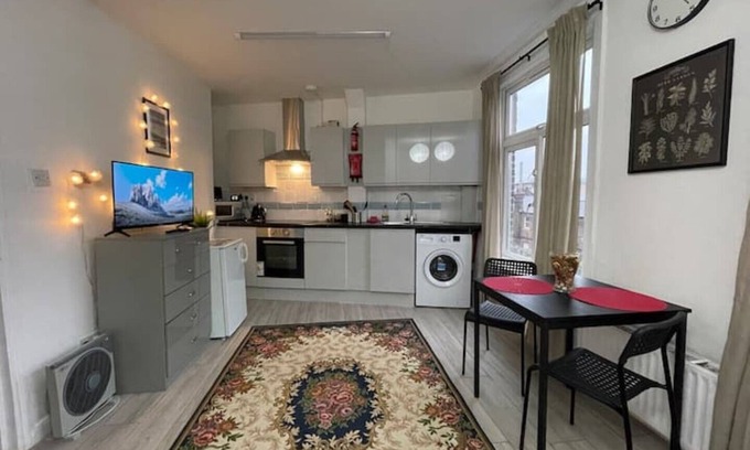 Homerton Apartment | Luminous Family Flat (4 guests)