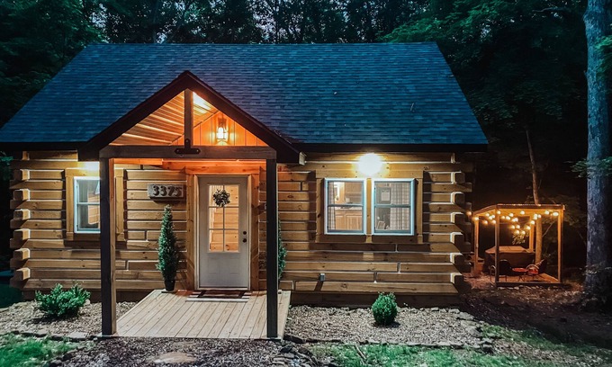 Birdseye Cabin | Lured to the Lake Cabin near Patoka - Hot tub and Creek!