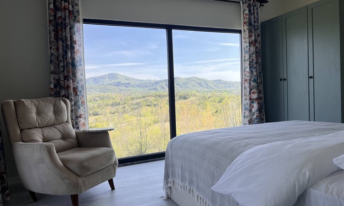 Bartin Villa | Lush Private Garden With Mountain View - Close To Beaches and Centrum