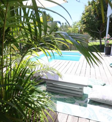 Hunter's Home House | Lush Spacious Family Home between Beach & Town