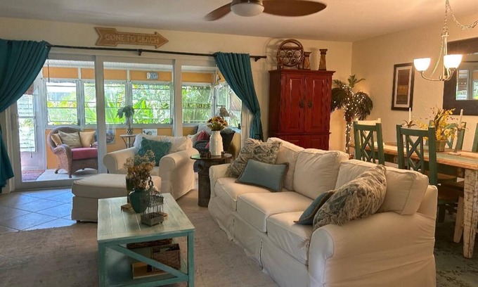 East Naples Villa | Lush Villa in golfing community close to Beaches and Shopping. 2 Golf Courses,