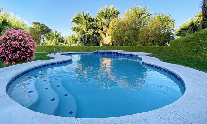 Winchester Bed & Breakfast | LUX 7-bedrooms 4-bathrooms with AC, Pool, Jacuzzi, 5 mins to Las Vegas Strip