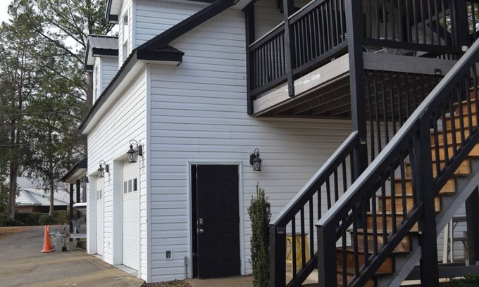 Gilbert Apartment | Lux Apartment With Lake Views: Privacy and Wi-fi