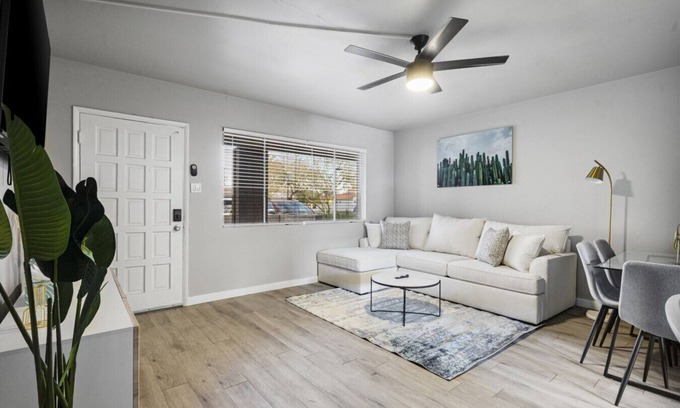 Peaceful Valley Apartment | LUX BED Stylish 2B Oldtown Scottsdale Free Parking